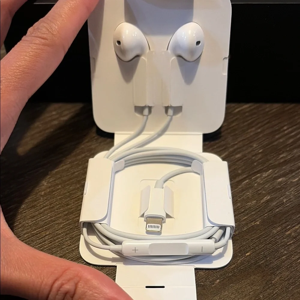 Apple EarPods Lightning Cable Earbuds (Brand New)